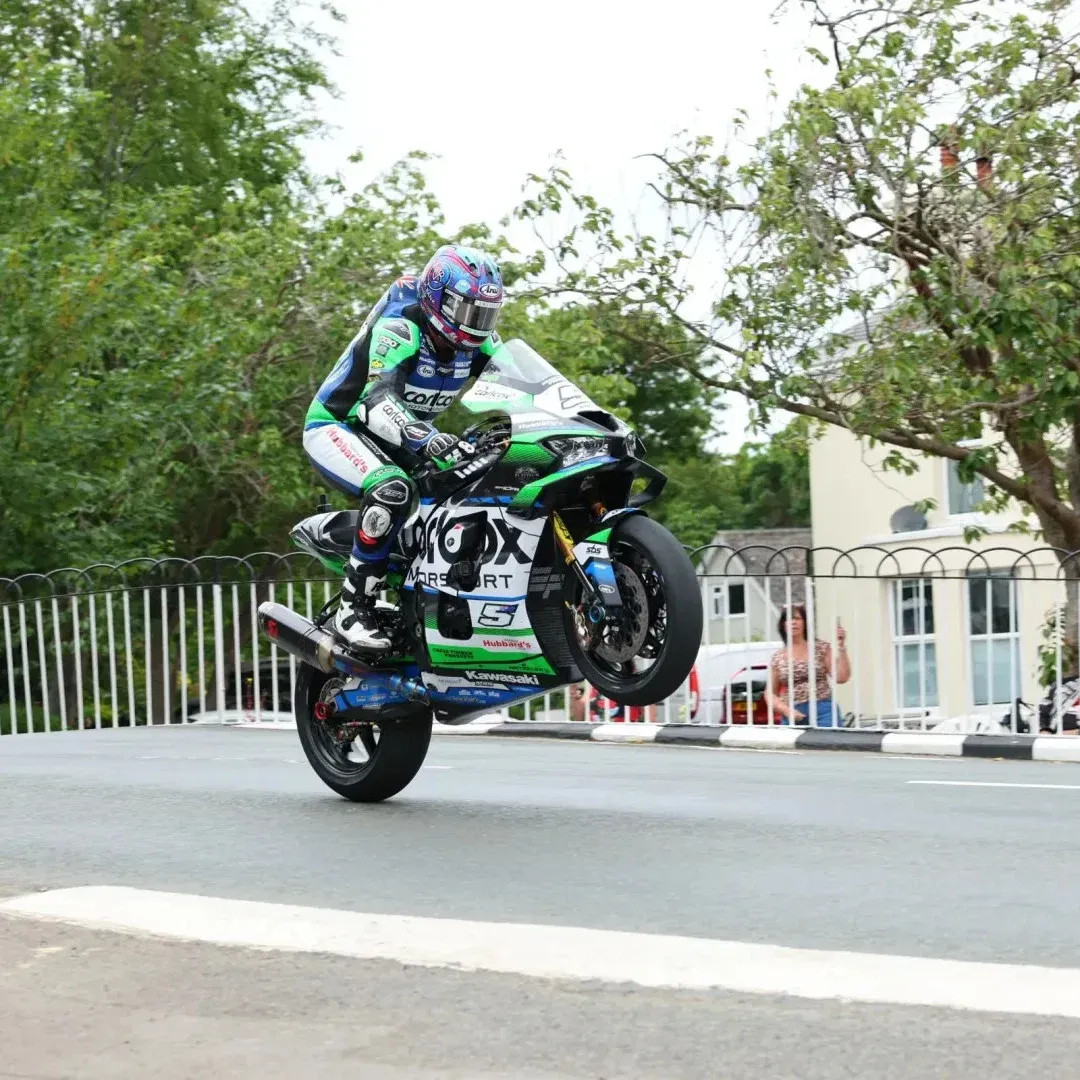 Пилот Isle of Man TT Питер Хикман покорит рекорд скорости на земле с GreyhoundLSR — фото 3