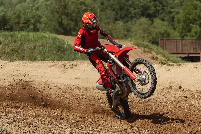 Ducati представила обновлённые Desmo450 MX и MX Factory для сезона 2027 года — фото 2