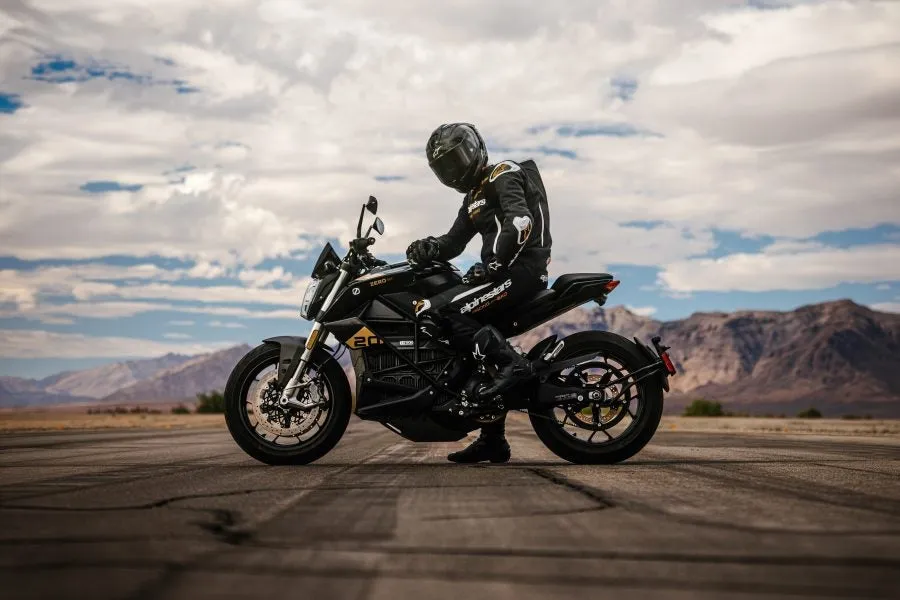 Zero Motorcycles представляет лимитированную версию SR/F к 20-летию и обновленные цветовые решения