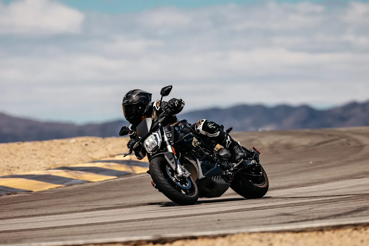 Zero Motorcycles представляет лимитированную версию SR/F к 20-летию и обновленные цветовые решения — фото 2