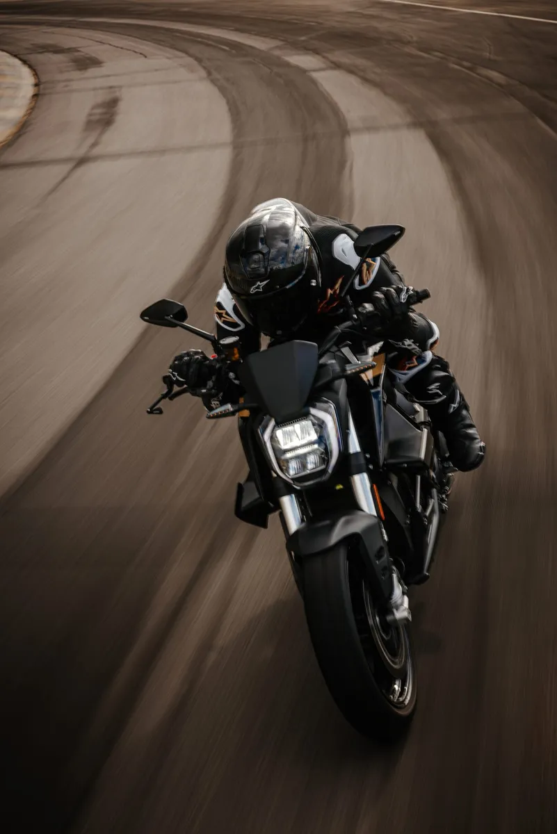 Zero Motorcycles представляет лимитированную версию SR/F к 20-летию и обновленные цветовые решения — фото 3