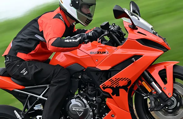 Тест-драйв Suzuki GSX-8R: В сжатом виде воплощена привлекательность спортбайка среднего класса