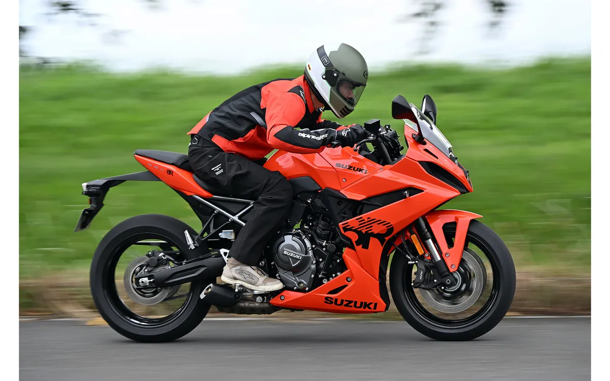 Тест-драйв Suzuki GSX-8R: В сжатом виде воплощена привлекательность спортбайка среднего класса — фото 3