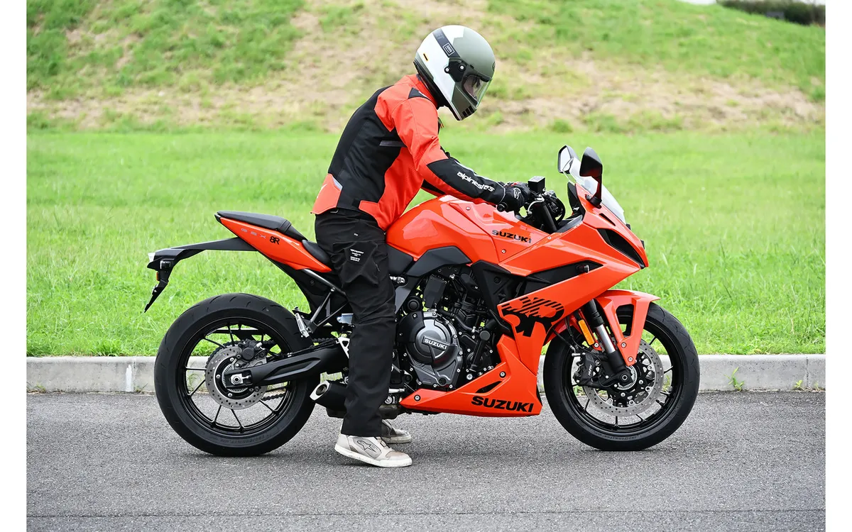 Тест-драйв Suzuki GSX-8R: В сжатом виде воплощена привлекательность спортбайка среднего класса — фото 4