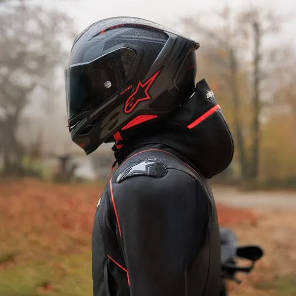 Alpinestars представила две новые модели экипировки для осенне-зимнего сезона: куртку и перчатки с защитой от воды