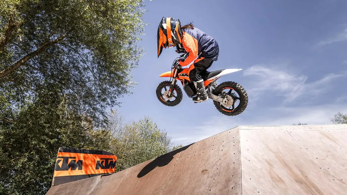 Новый электрический эндуро от KTM вызывает восторг у отцов-мотоциклистов