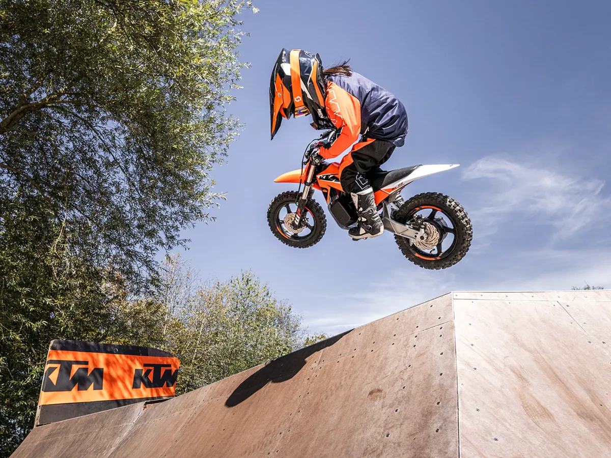 Новый электрический эндуро от KTM вызывает восторг у отцов-мотоциклистов — фото 2