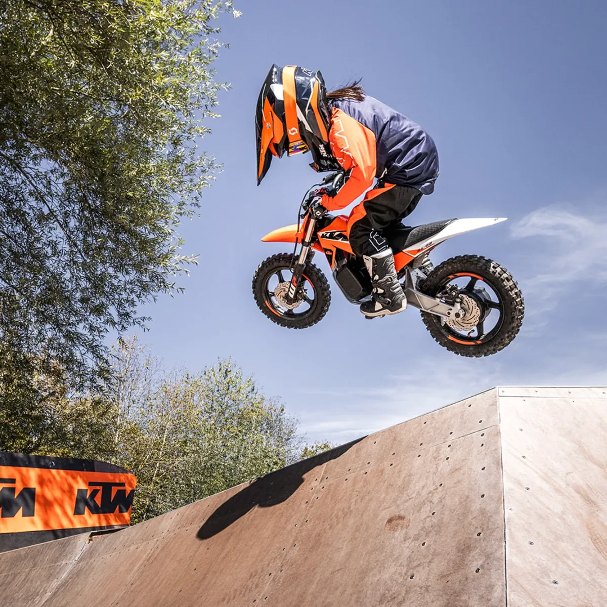 Новый электрический эндуро от KTM вызывает восторг у отцов-мотоциклистов — фото 3