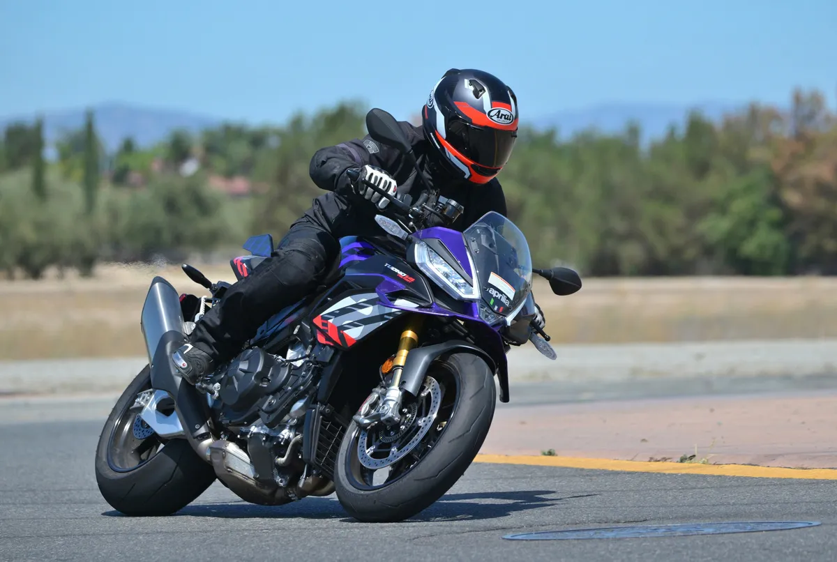 Обзор Aprilia Tuono V4 Factory 1100 2026: мощь, технологии и трековая стабильность