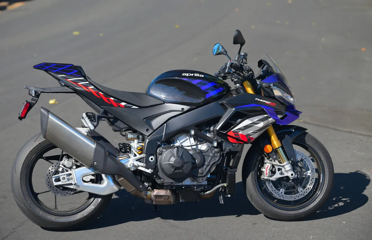 Обзор Aprilia Tuono V4 Factory 1100 2026: мощь, технологии и трековая стабильность — фото 2