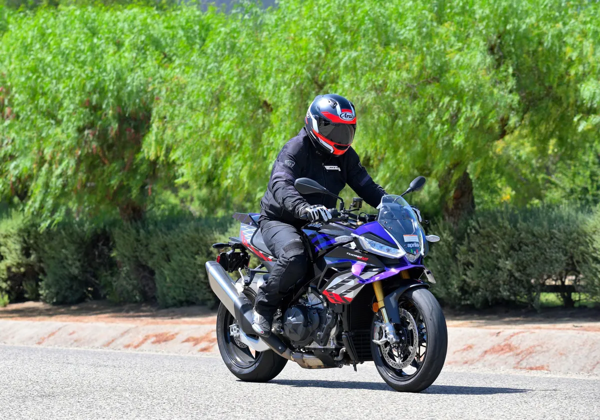 Обзор Aprilia Tuono V4 Factory 1100 2026: мощь, технологии и трековая стабильность — фото 3