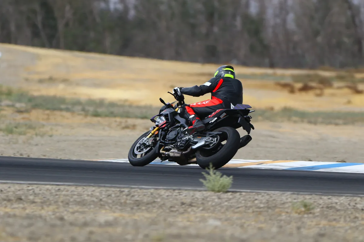 Обзор Aprilia Tuono V4 Factory 1100 2026: мощь, технологии и трековая стабильность — фото 4