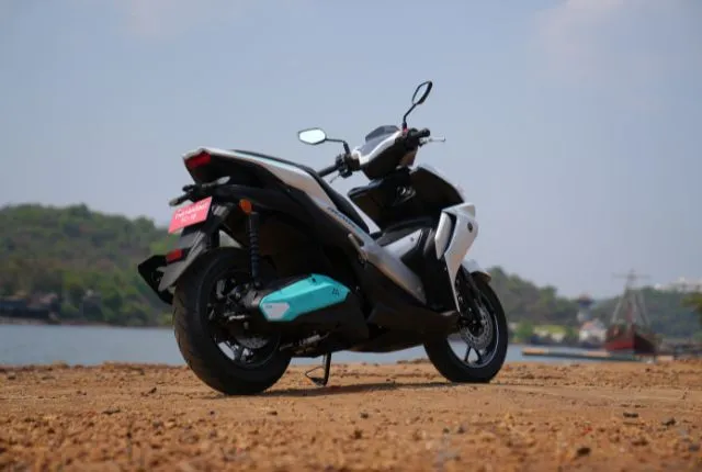Yamaha Aerox-E: производительный электросамокат с ограниченным запасом хода — фото 4