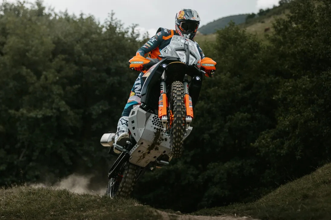 KTM представила ультралimited 2026 890 Adventure R Rally: самое «жёсткое» приключенческое эндуро