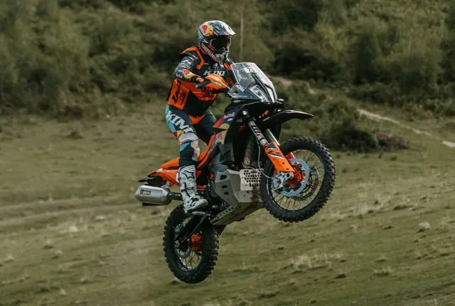 KTM представила 890 Adventure R Rally для зарубежных рынков
