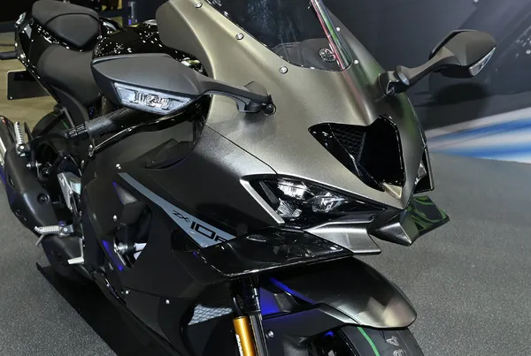 Kawasaki «ZX-10R» впервые представлена в Японии: в соцсетях «Аэродинамические детали по вкусу», «Положение подножек крутое» и другие отзывы