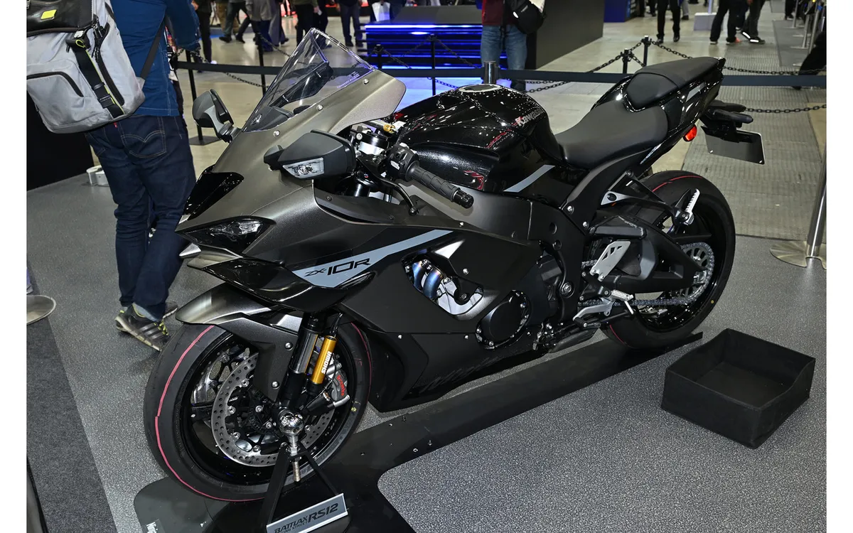 Kawasaki «ZX-10R» впервые представлена в Японии: в соцсетях «Аэродинамические детали по вкусу», «Положение подножек крутое» и другие отзывы