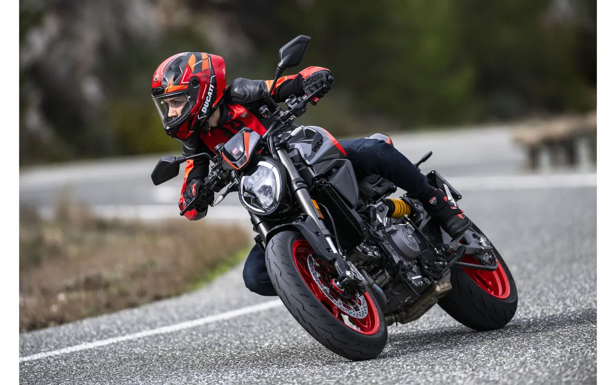 Ducati добавляет новый цвет Sport Color к новой модели Monster, следуя цветовой схеме первого S4