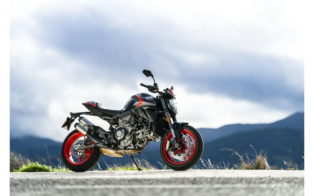 Ducati добавляет новый цвет Sport Color к новой модели Monster, следуя цветовой схеме первого S4 — фото 2