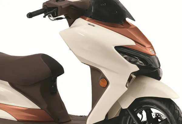 Впервые представлен «люксовый» скутер с оригинальной расцветкой! Suzuki Burgman Street получил обновленный дизайн — фото 2