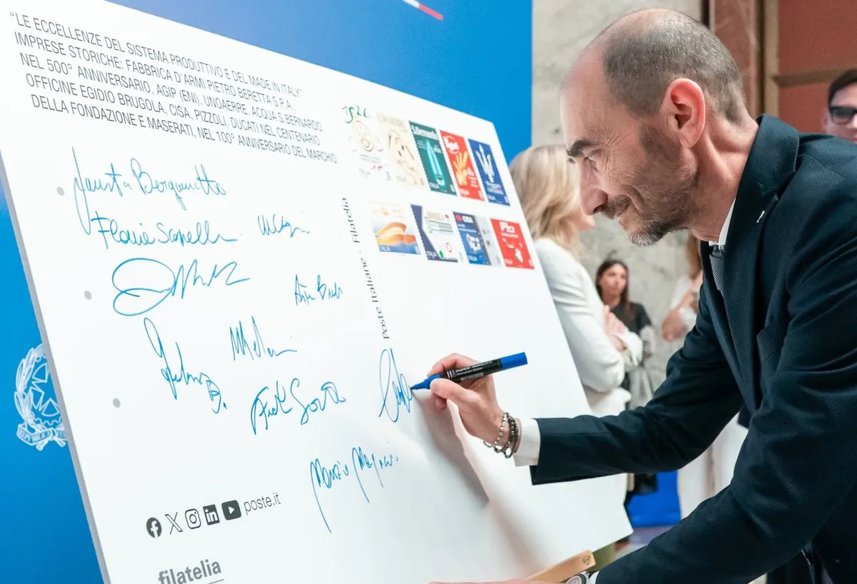 В Италии представили почтовую марку в честь столетия Ducati