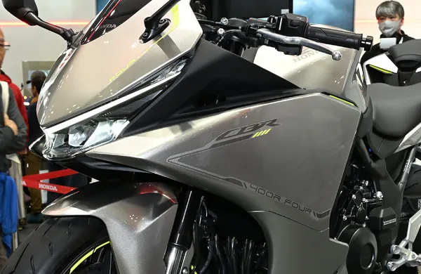 «Я выберу этот, а не SF»: анонс новой Honda CBR400R FOUR разделил мнения фанатов. «Выпустить рядную четверку в полном обтекателе в наше время — это мощно», — обсуждают в соцсетях