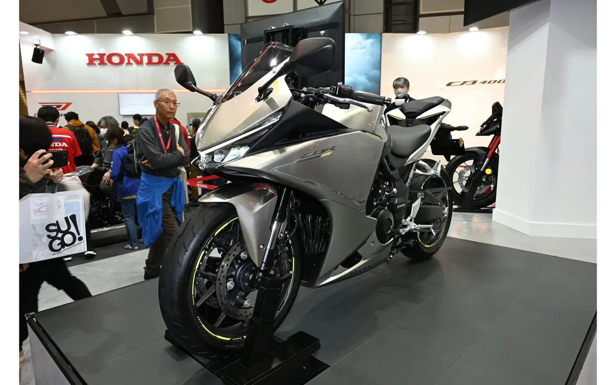 «Я выберу этот, а не SF»: анонс новой Honda CBR400R FOUR разделил мнения фанатов. «Выпустить рядную четверку в полном обтекателе в наше время — это мощно», — обсуждают в соцсетях — фото 2