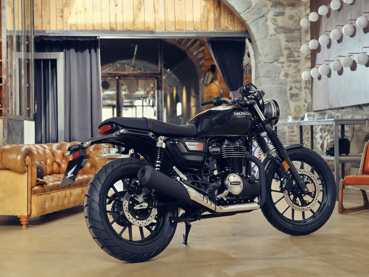 BSA Bantam 350 и BMW R1300 GS возглавили основные категории продаж в Великобритании в марте