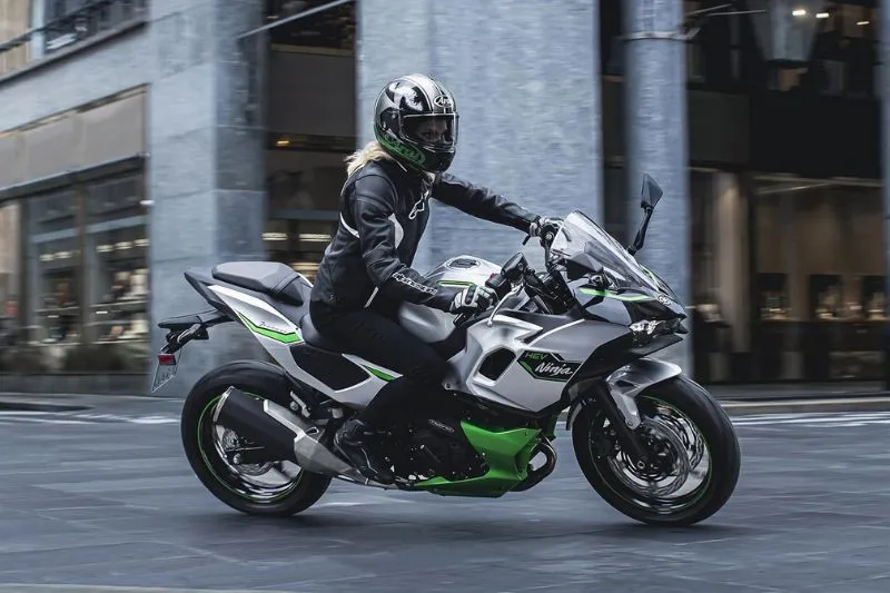 Представлены обновленные Kawasaki Ninja 7 Hybrid и Z7 Hybrid