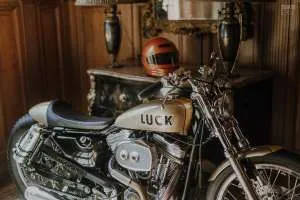 Кастомный Harley-Davidson Sportster 1994 года от Lucky Cat Garage под названием Glamster — фото 2