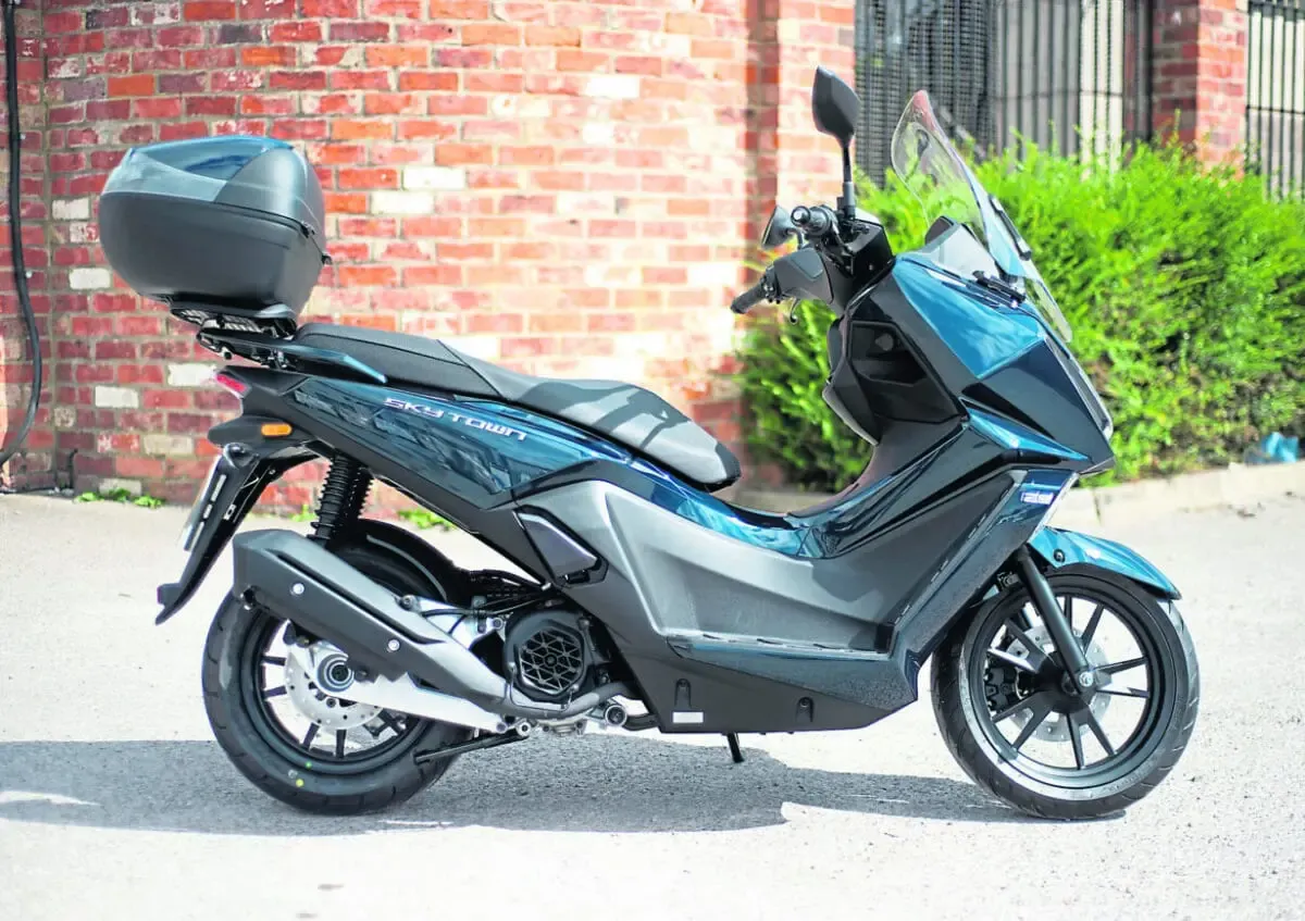 Обзор Kymco Skytown 125: маневренный и доступный городской скутер — фото 3