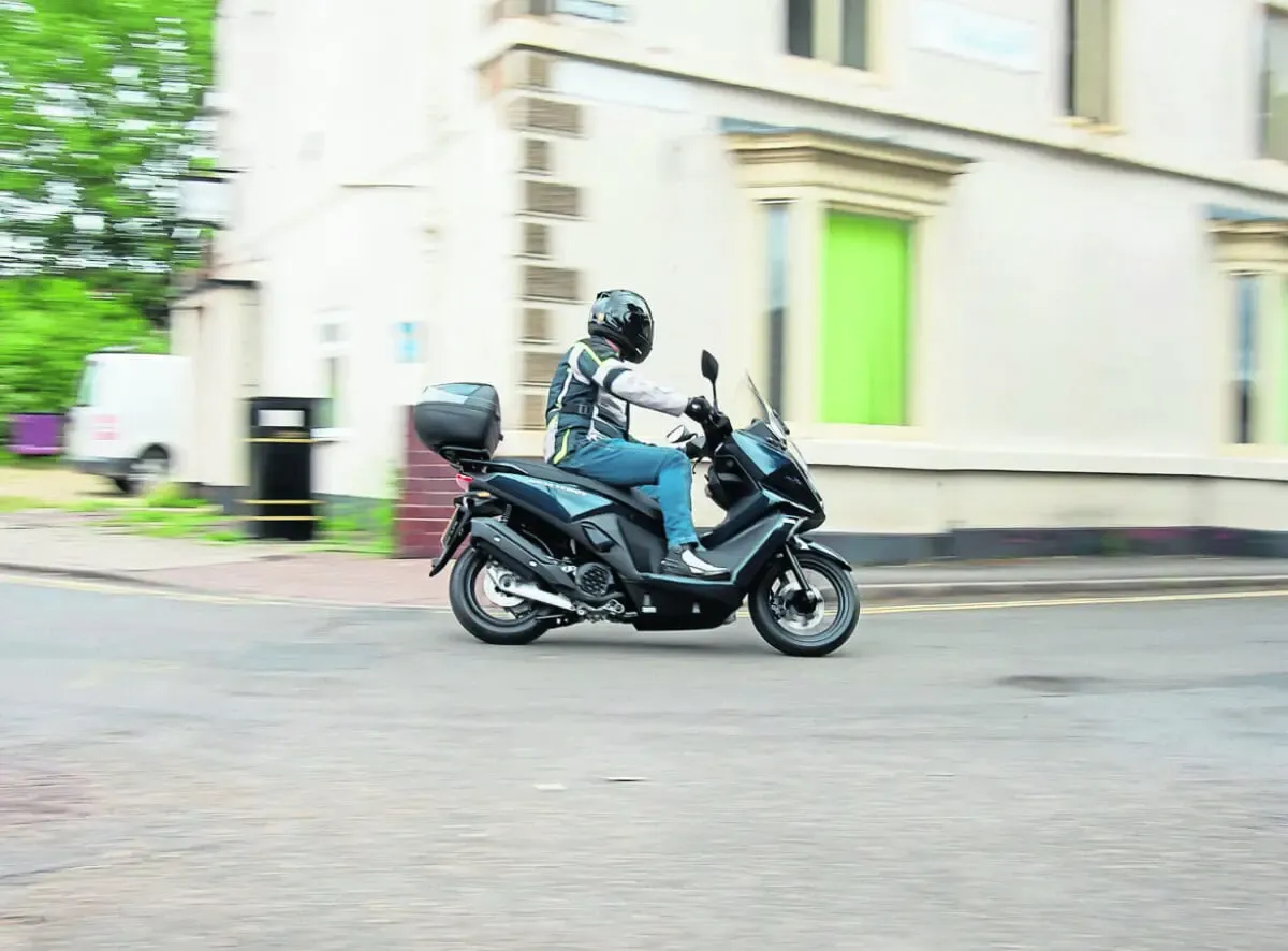 Обзор Kymco Skytown 125: маневренный и доступный городской скутер — фото 4