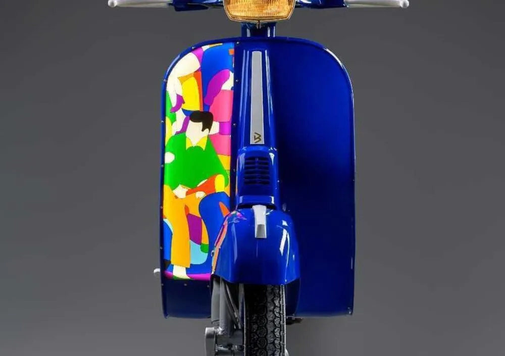 Икона в свете: Vespa превращается в световую скульптуру в галерее Deodato — фото 4