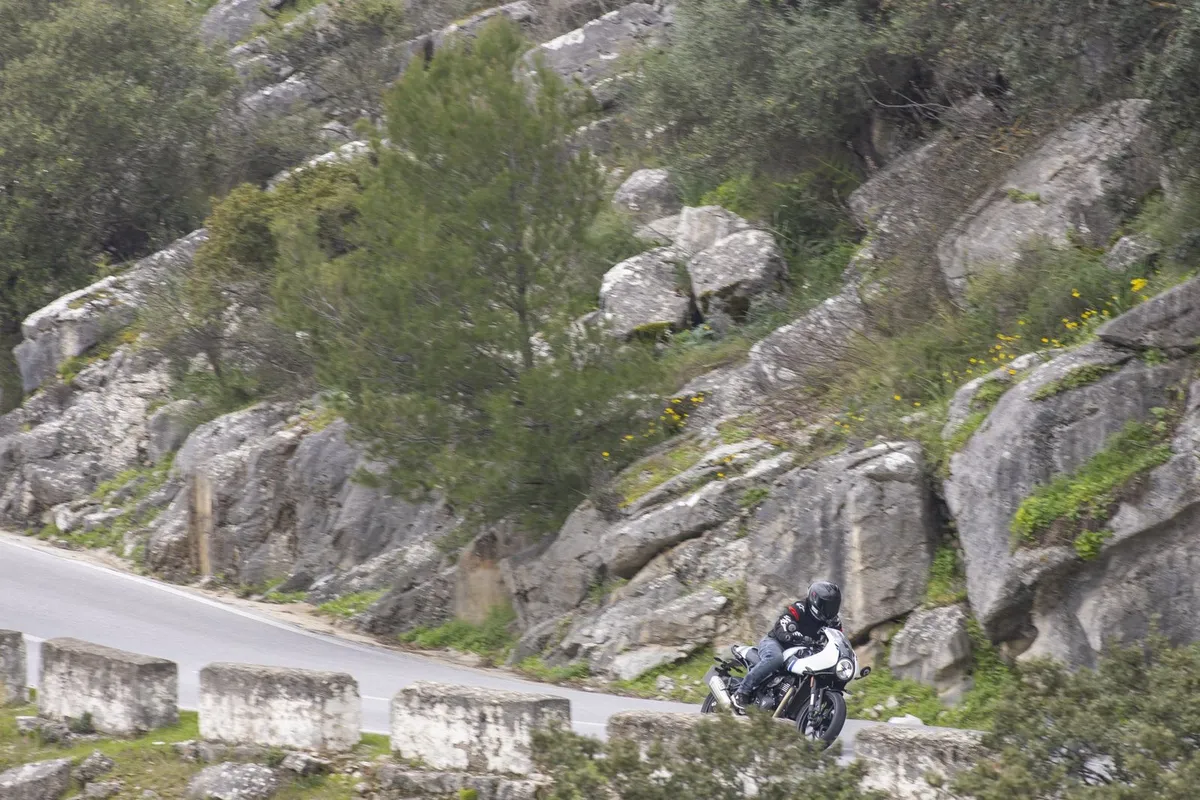 Обзор Triumph Tracker 400 и Thruxton 400: характеристики, особенности, цена